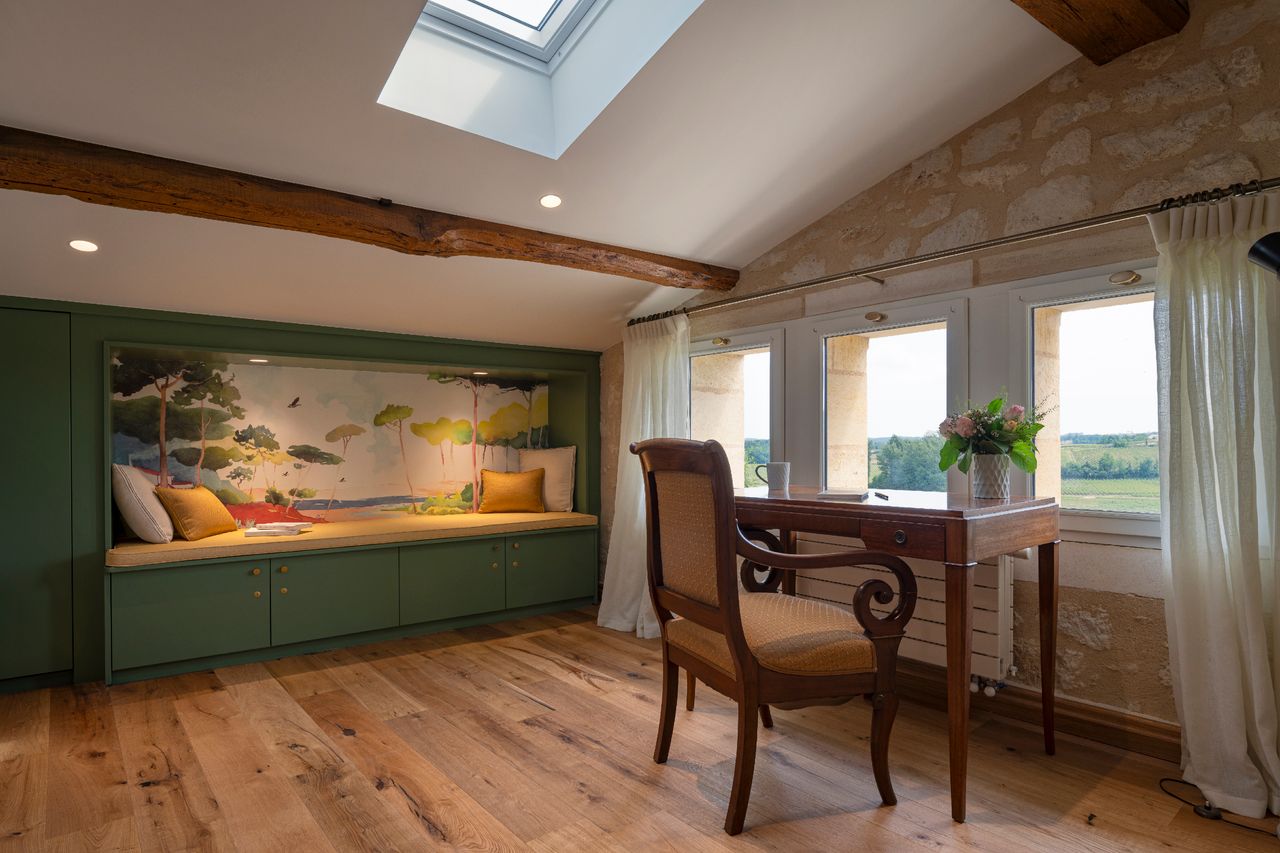 chambre papier-peint panoramique Isidore Leroy, décoration rustique chic petite maison en pierre de 60m2 La Maison Cardinale Saint-Emilion Photo: ©Studio Prigent Bordeaux