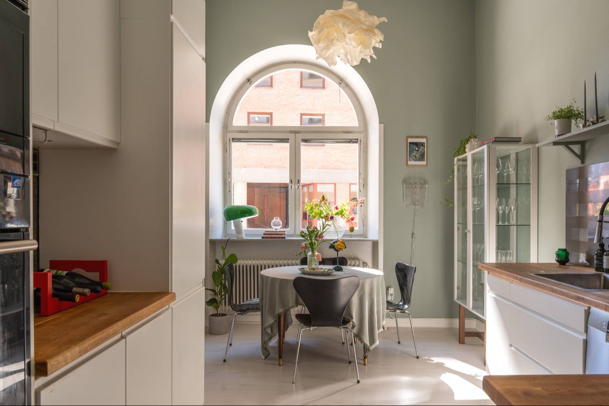 cuisine et salle à manger fenêtre cintrée petit duplex de 40m2 décoration scandinave cuisine et salle à manger fenêtre cintrée petit duplex de 40m2 décoration scandinave