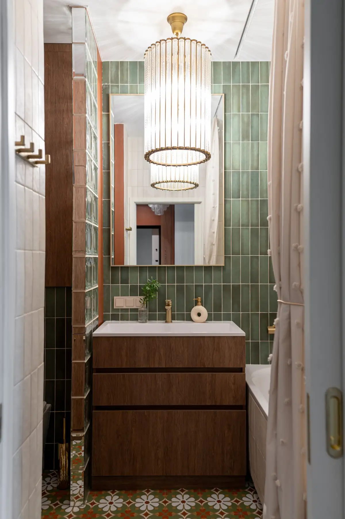 salle de bain vintage orange et verte avec carrelage deux-pièces de 61m2