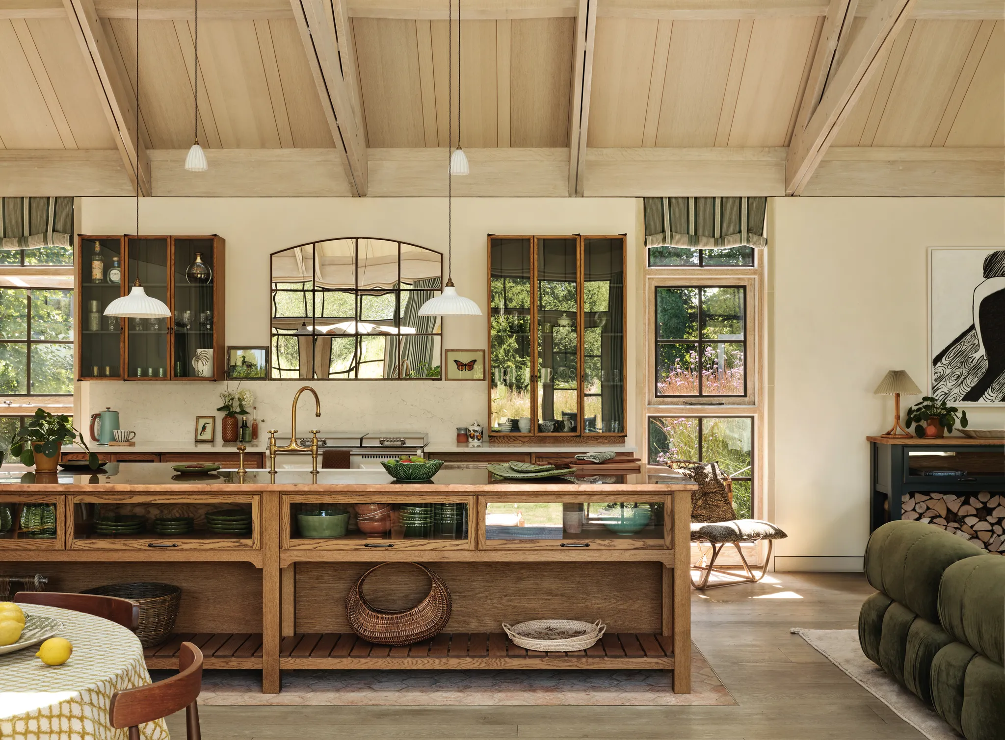 cuisine ouverte et salon décoration contemporaine maison en bois