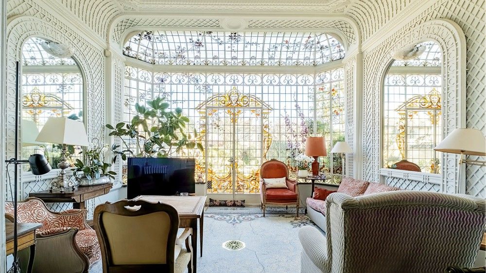 maison ancienne Bordeaux avec baie vitrée vitrail décoration classique chic et contemporaine maison ancienne Bordeaux avec baie vitrée vitrail décoration classique chic et contemporaine