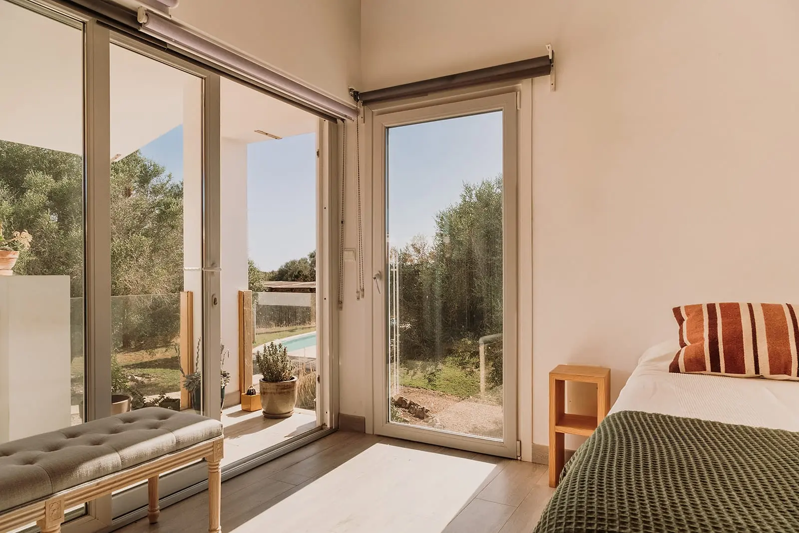 chambre avec baies vitrées décoration contemporaine terrasse maison Minorque Casa Apolo