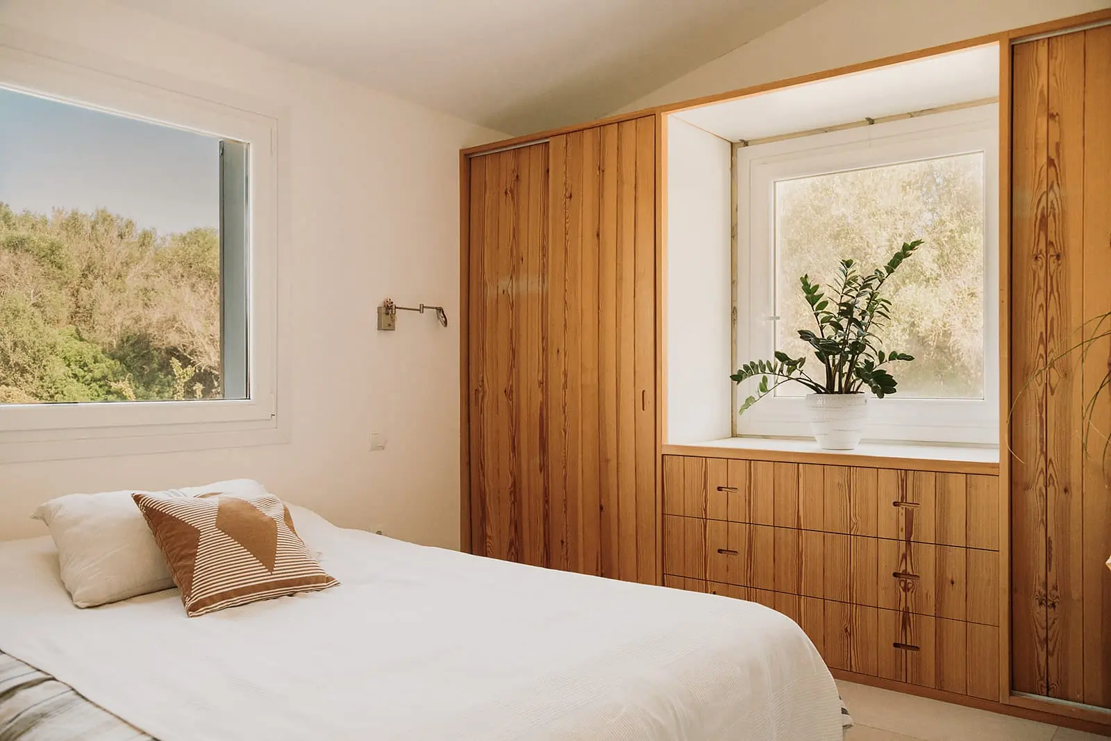 chambre mur bois décoration contemporaine terrasse maison Minorque Casa Apolo