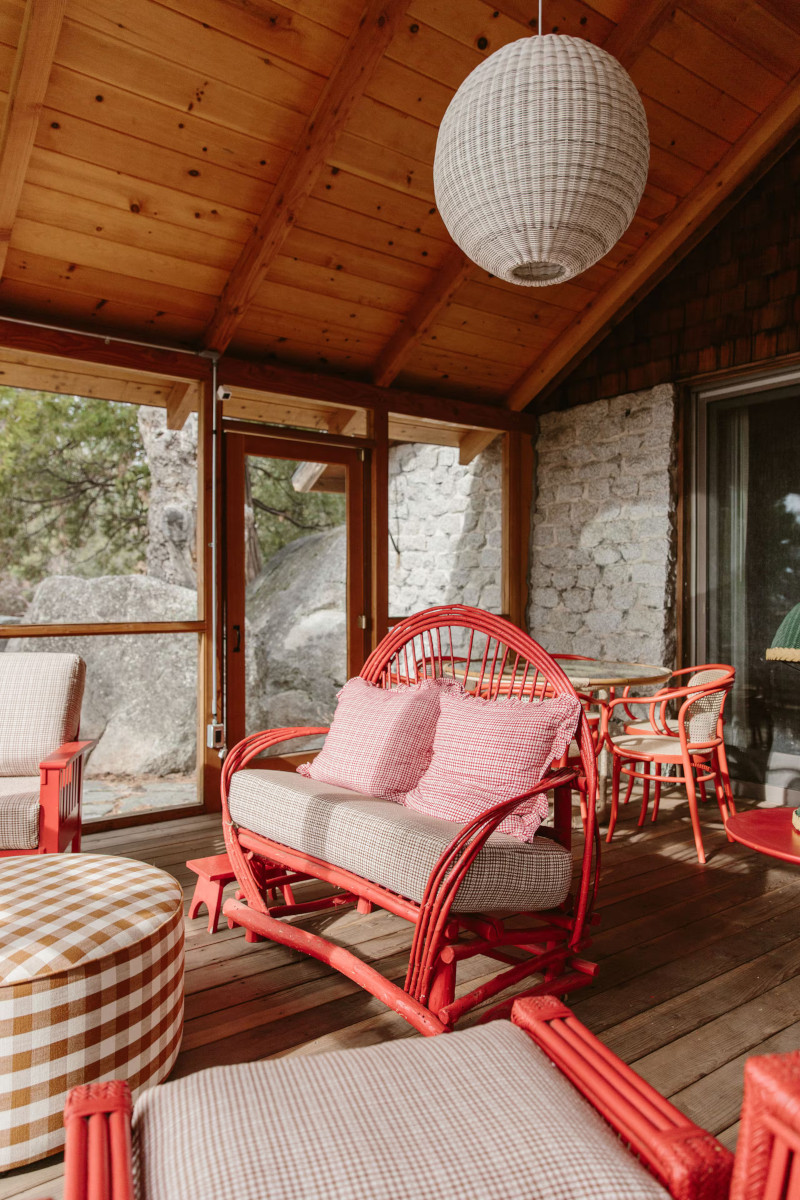 salon vitré maison en bois mobilier rotin rouge