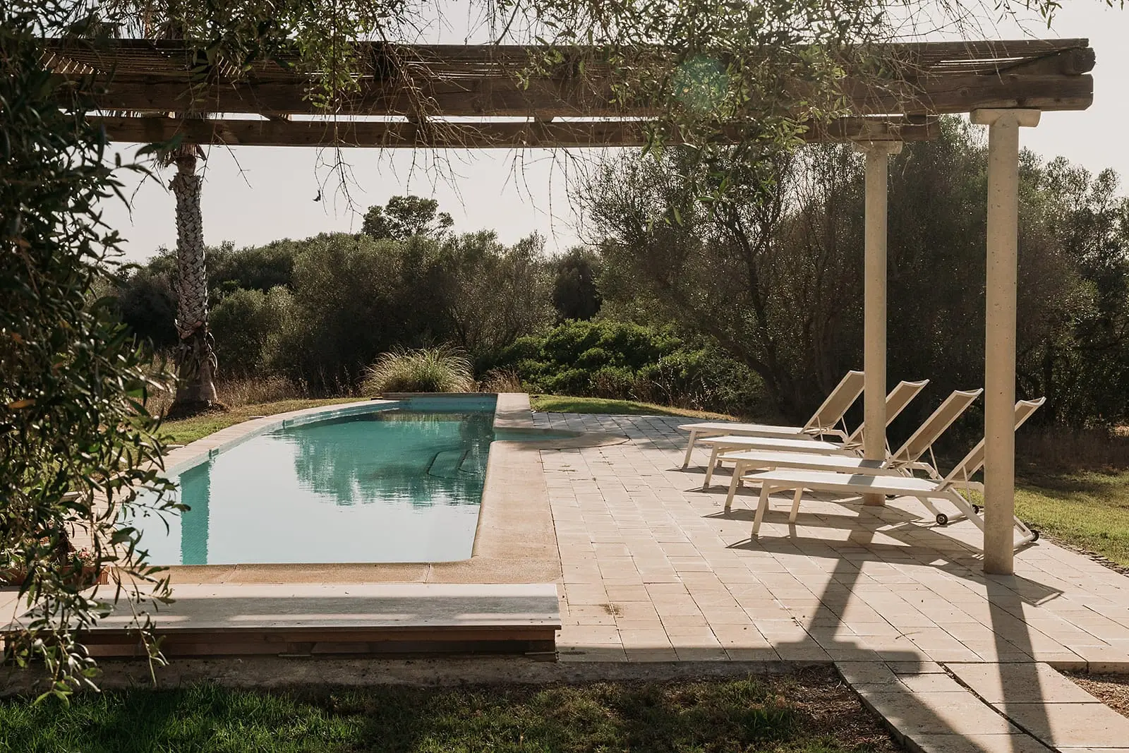 jardin avec piscine et pergola maison Minorque Casa Apolo