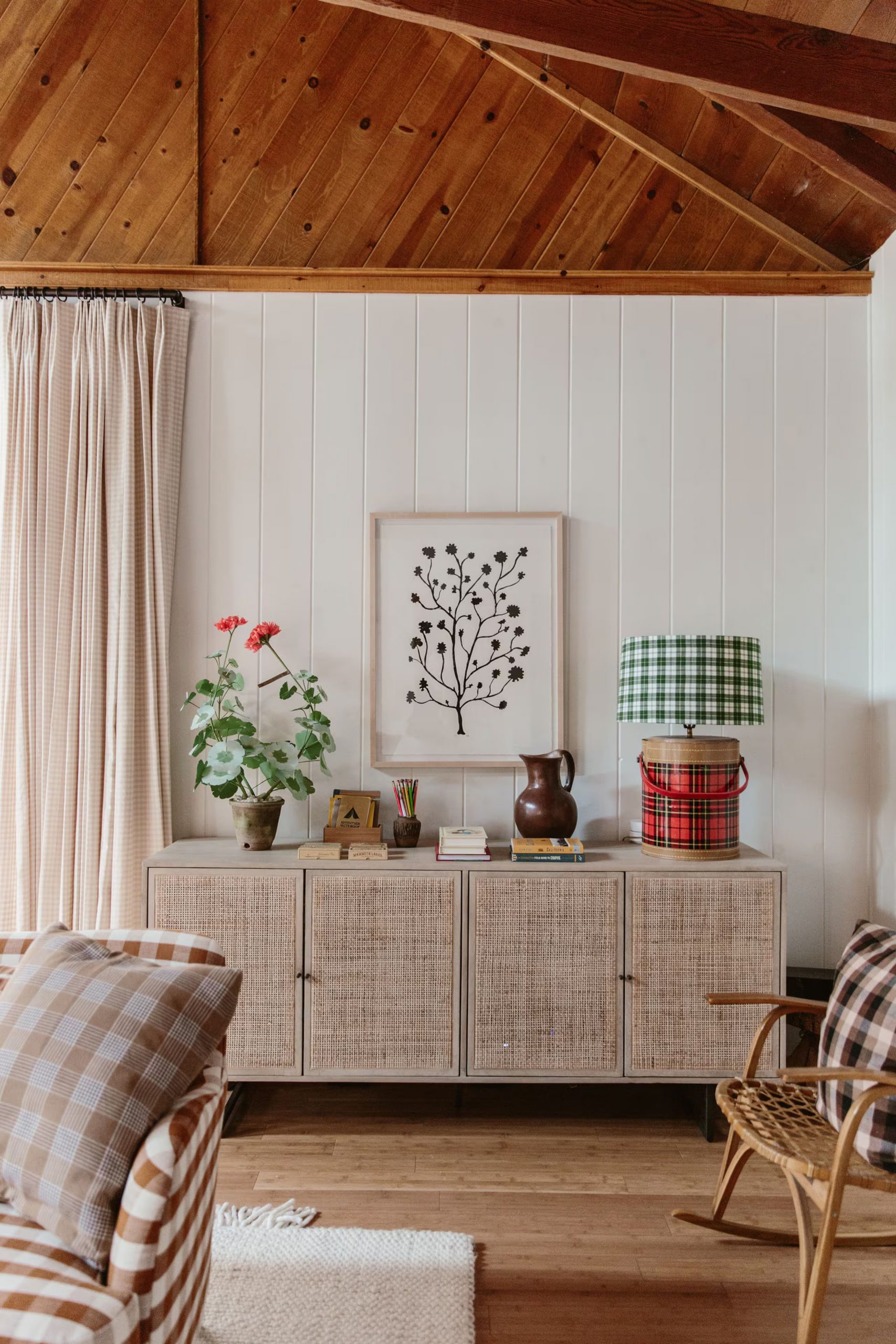 salon maison en bois décoration rustique chic style cottagecore avec tissy Vichy