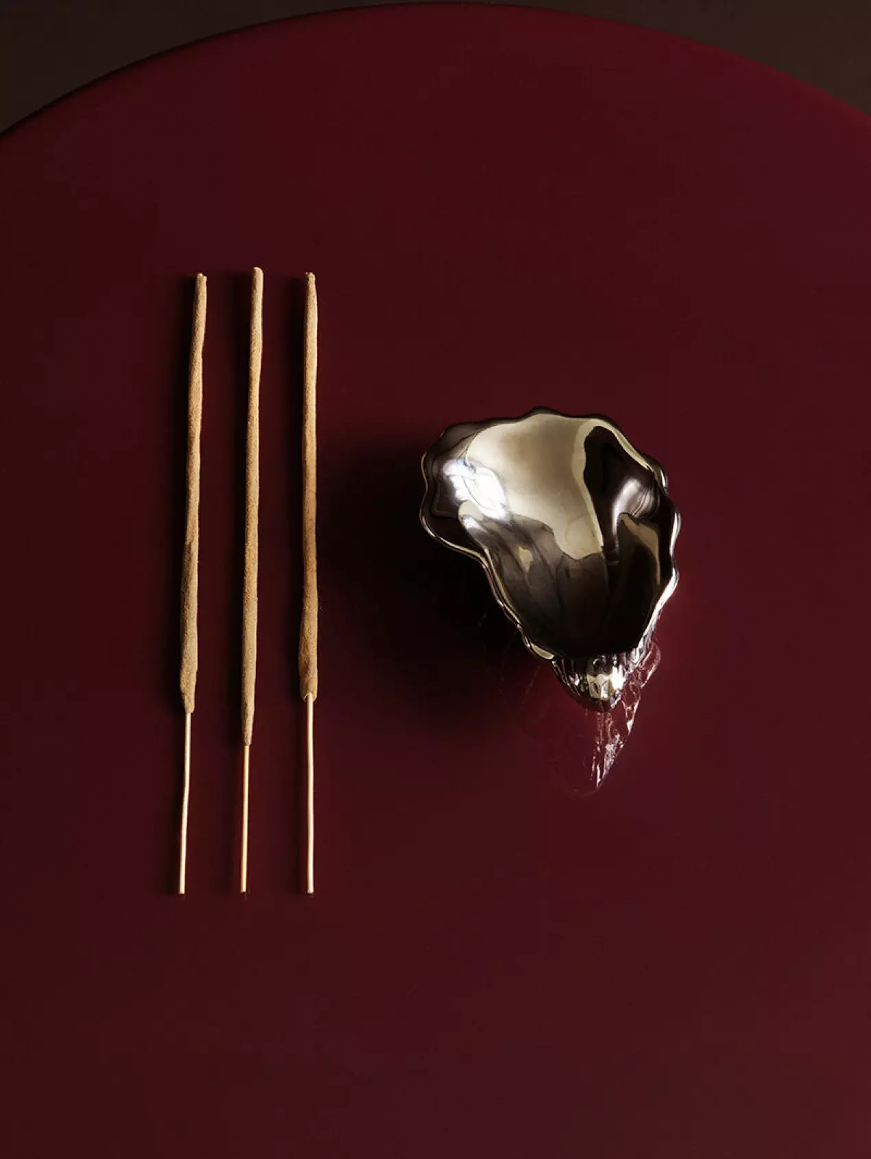 objets décoratifs sur fond cassis