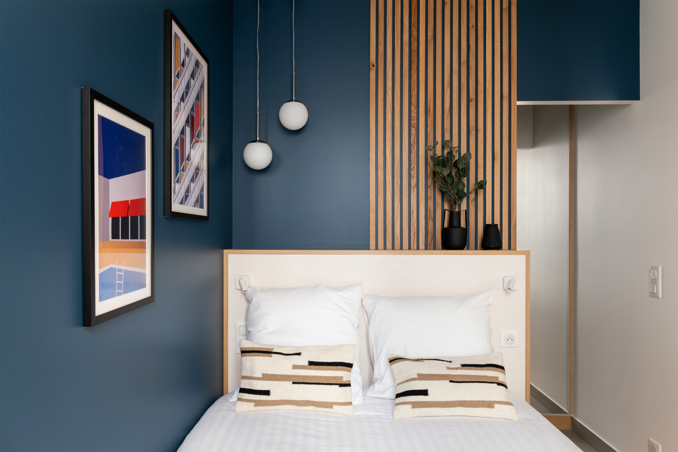 chambre bleue appartement de 55m2 à louer à Paris décoration contemporaine Photo : © Agathe Tissier chambre bleue appartement de 55m2 à louer à Paris décoration contemporaine Photo : © Agathe Tissier