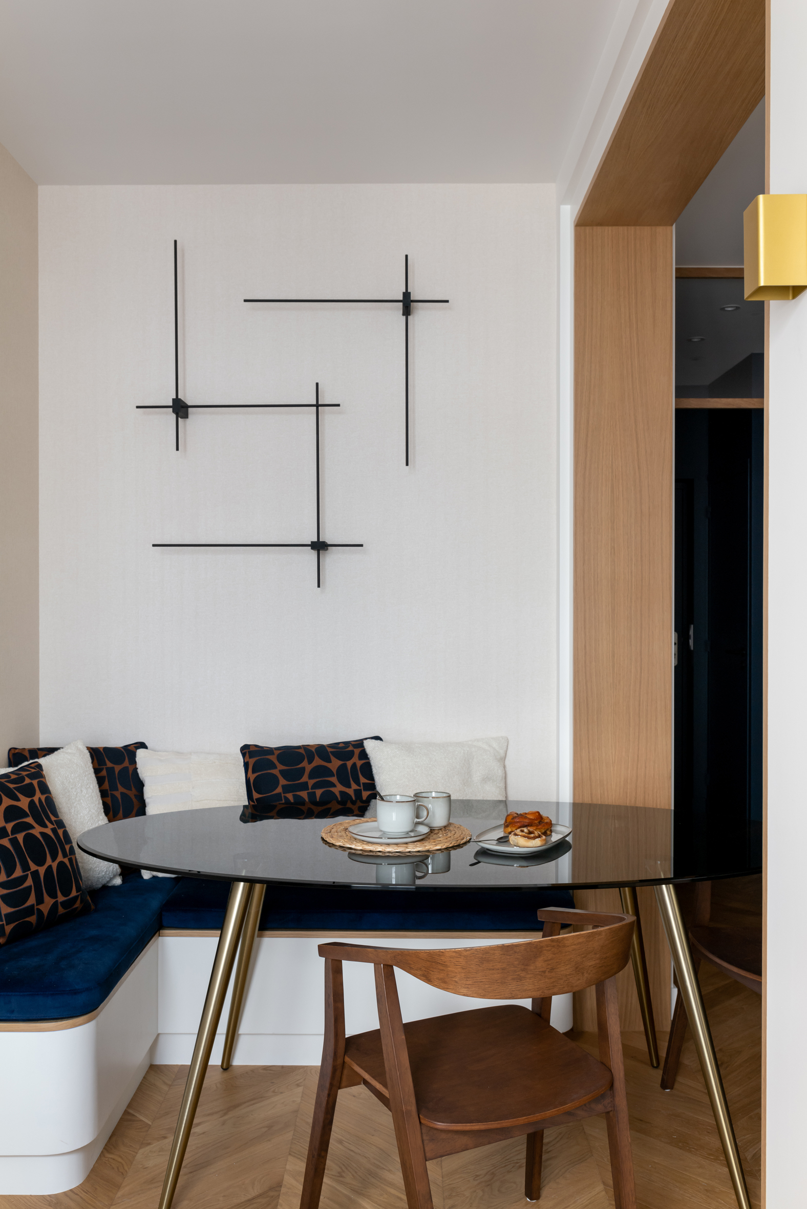 salle à manger appartement de 55m2 à louer à Paris décoration contemporaine Photo : © Agathe Tissier salle à manger appartement de 55m2 à louer à Paris décoration contemporaine Photo : © Agathe Tissier