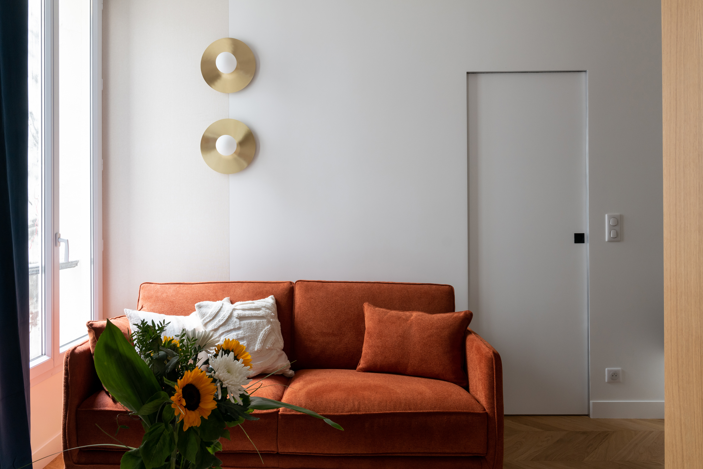salon appartement de 55m2 à louer à Paris décoration contemporaine Photo : © Agathe Tissier salon appartement de 55m2 à louer à Paris décoration contemporaine Photo : © Agathe Tissier