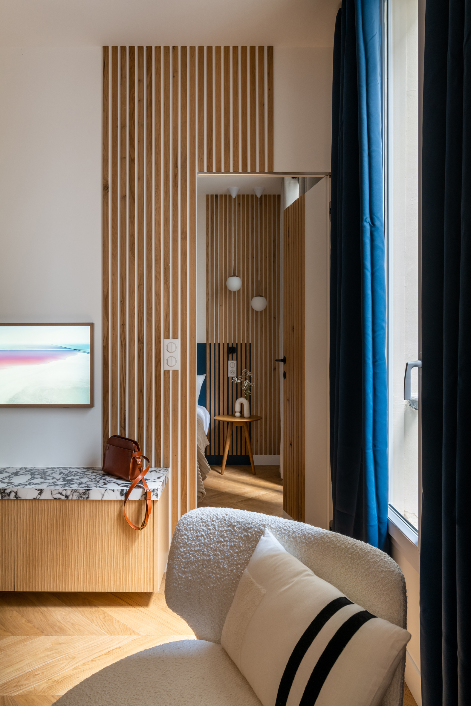 chambre et salon appartement de 55m2 à louer à Paris décoration contemporaine Photo : © Agathe Tissier chambre et salon appartement de 55m2 à louer à Paris décoration contemporaine Photo : © Agathe Tissier