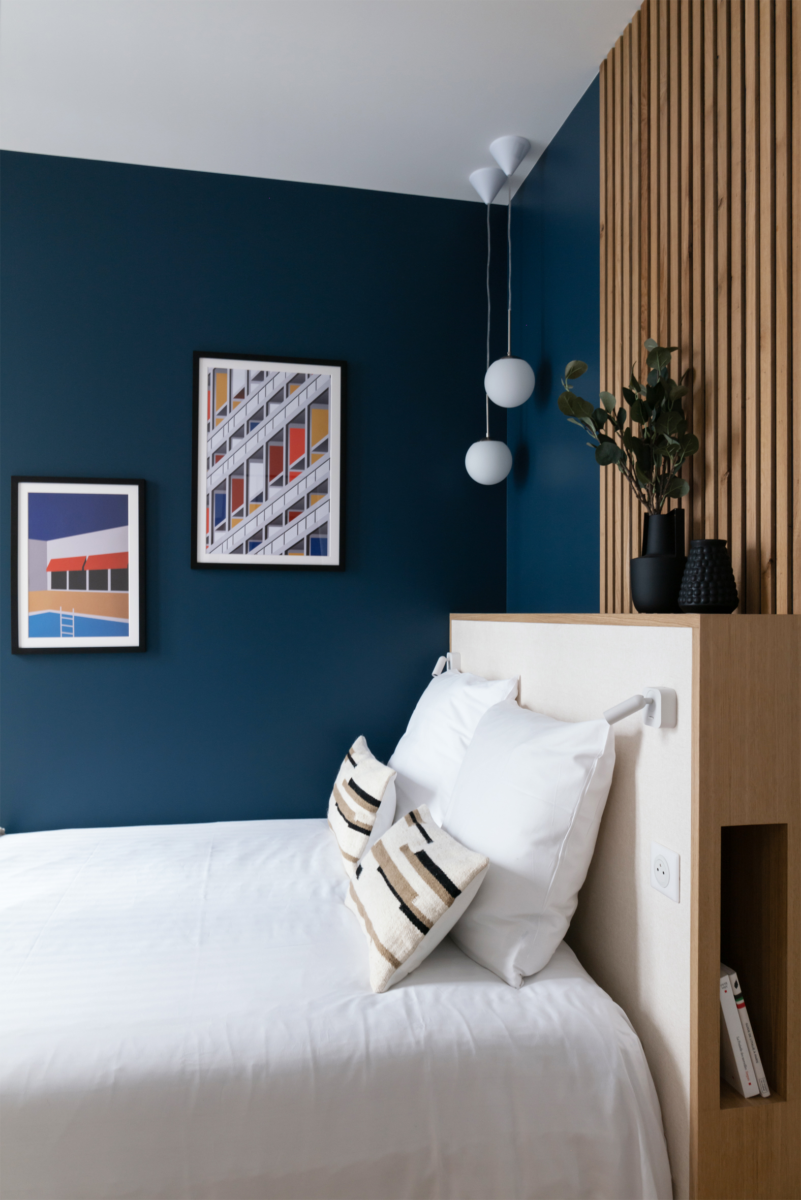 chambre bleue appartement de 55m2 à louer à Paris décoration contemporaine Photo : © Agathe Tissier chambre bleue appartement de 55m2 à louer à Paris décoration contemporaine Photo : © Agathe Tissier
