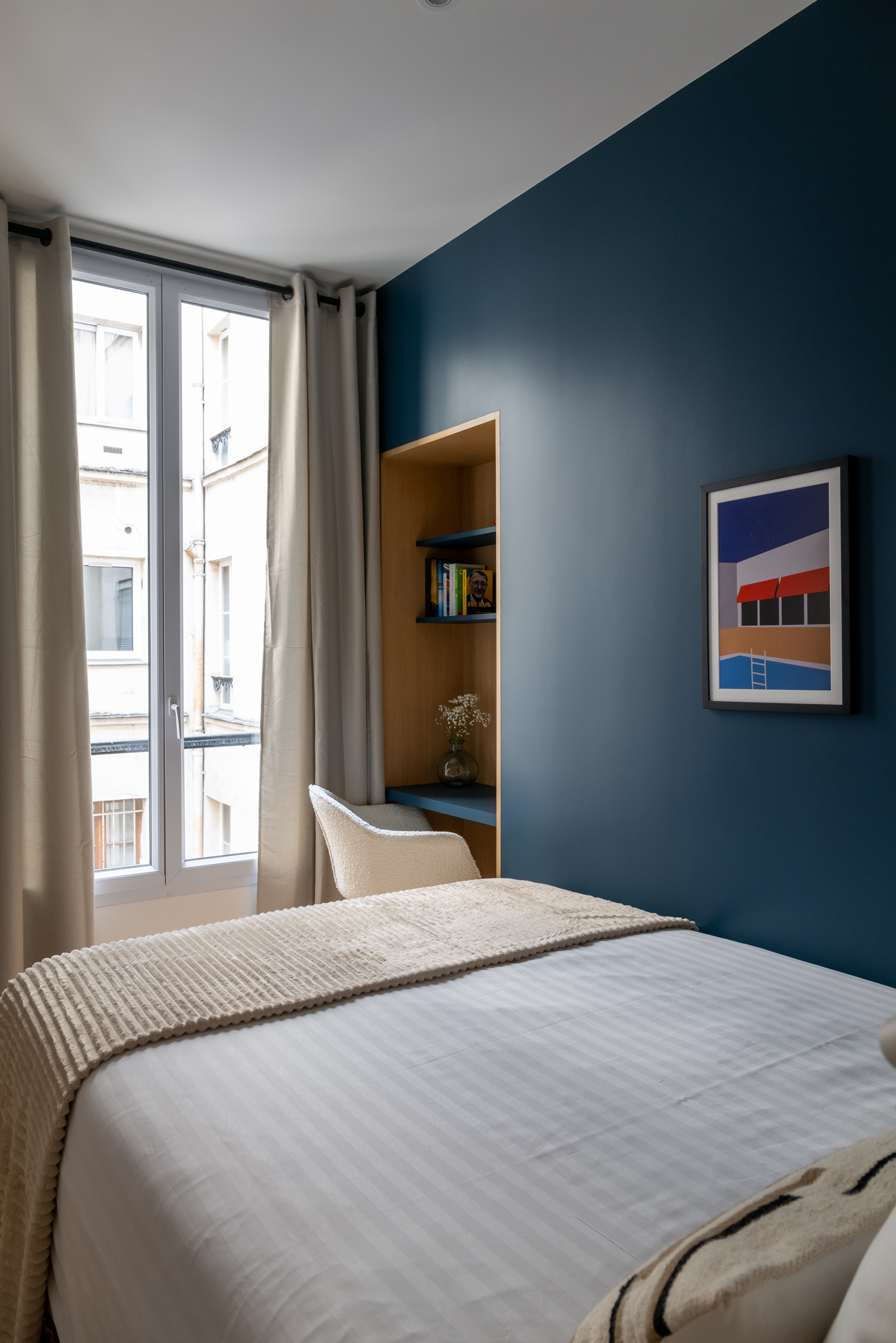chambre bleue appartement de 55m2 à louer à Paris décoration contemporaine Photo : © Agathe Tissier chambre bleue appartement de 55m2 à louer à Paris décoration contemporaine Photo : © Agathe Tissier