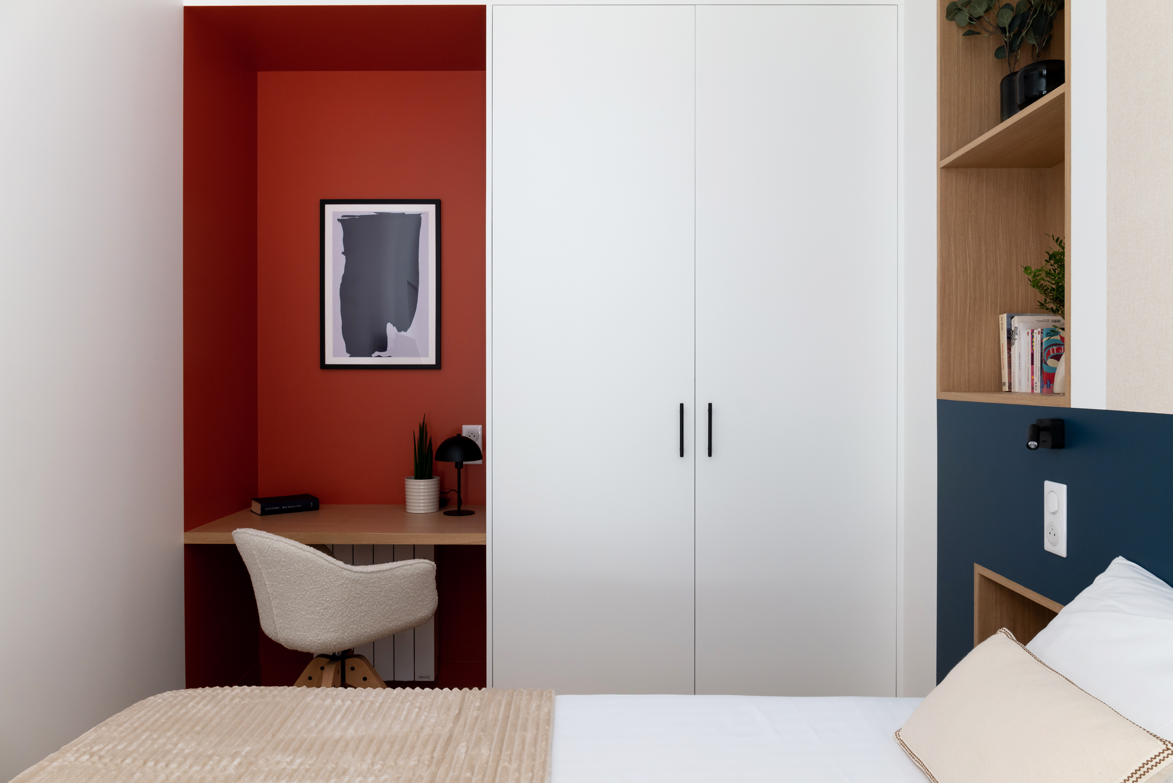 chambre rouge avec espace bureau appartement de 55m2 à louer à Paris décoration contemporaine Photo : © Agathe Tissier chambre rouge avec espace bureau appartement de 55m2 à louer à Paris décoration contemporaine Photo : © Agathe Tissier