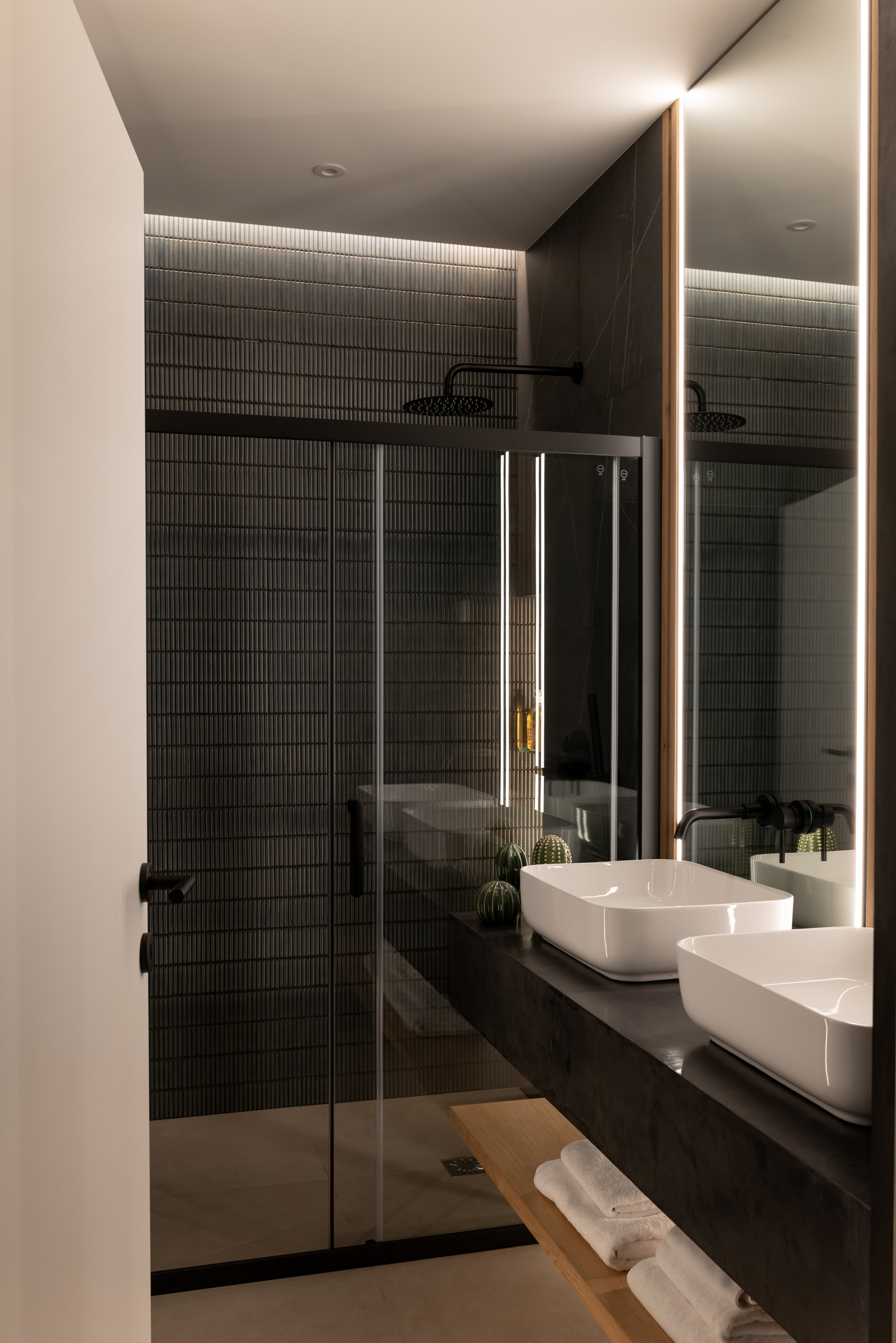 salle de bain noire moderne Photo : © Agathe Tissier salle de bain noire moderne Photo : © Agathe Tissier