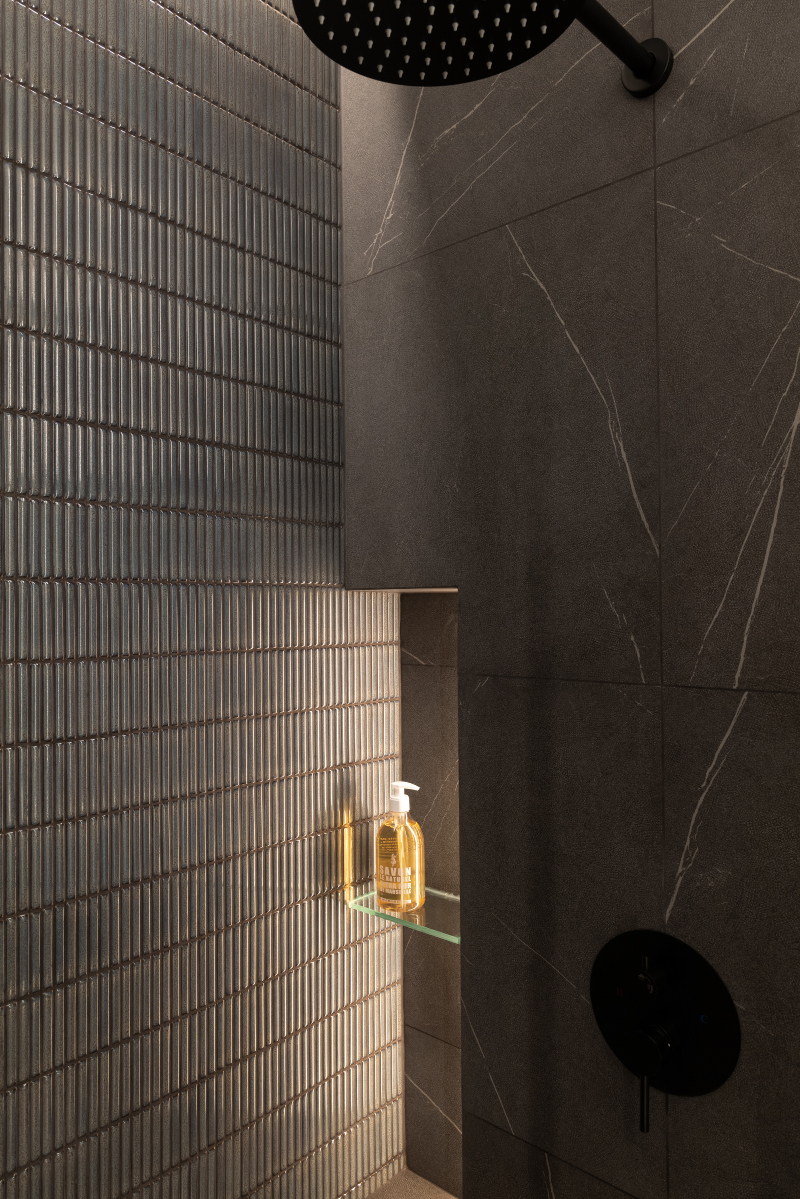 salle de bain noire moderne Photo : © Agathe Tissier salle de bain noire moderne Photo : © Agathe Tissier