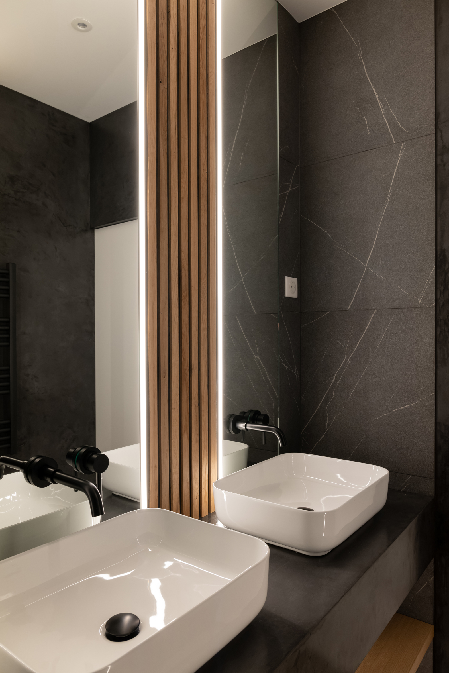 salle de bain noire moderne Photo : © Agathe Tissier salle de bain noire moderne Photo : © Agathe Tissier