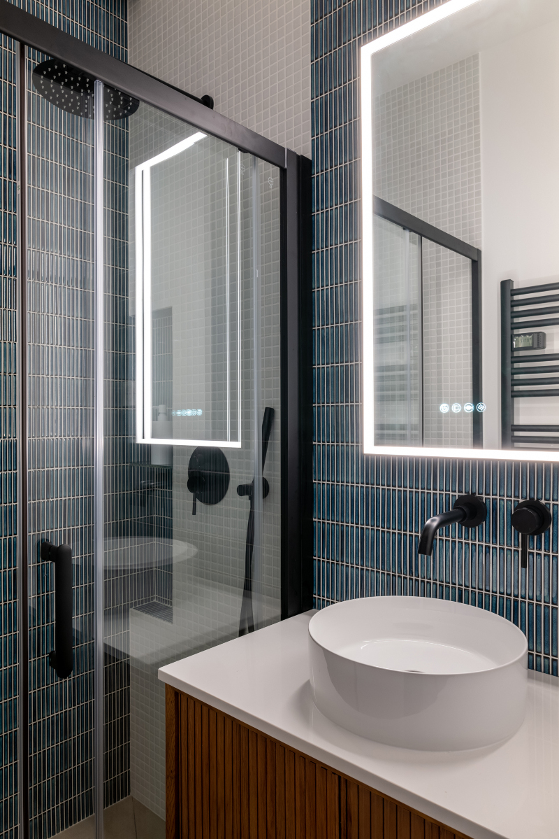 salle de bain bleue moderne Photo : © Agathe Tissier salle de bain bleue moderne Photo : © Agathe Tissier