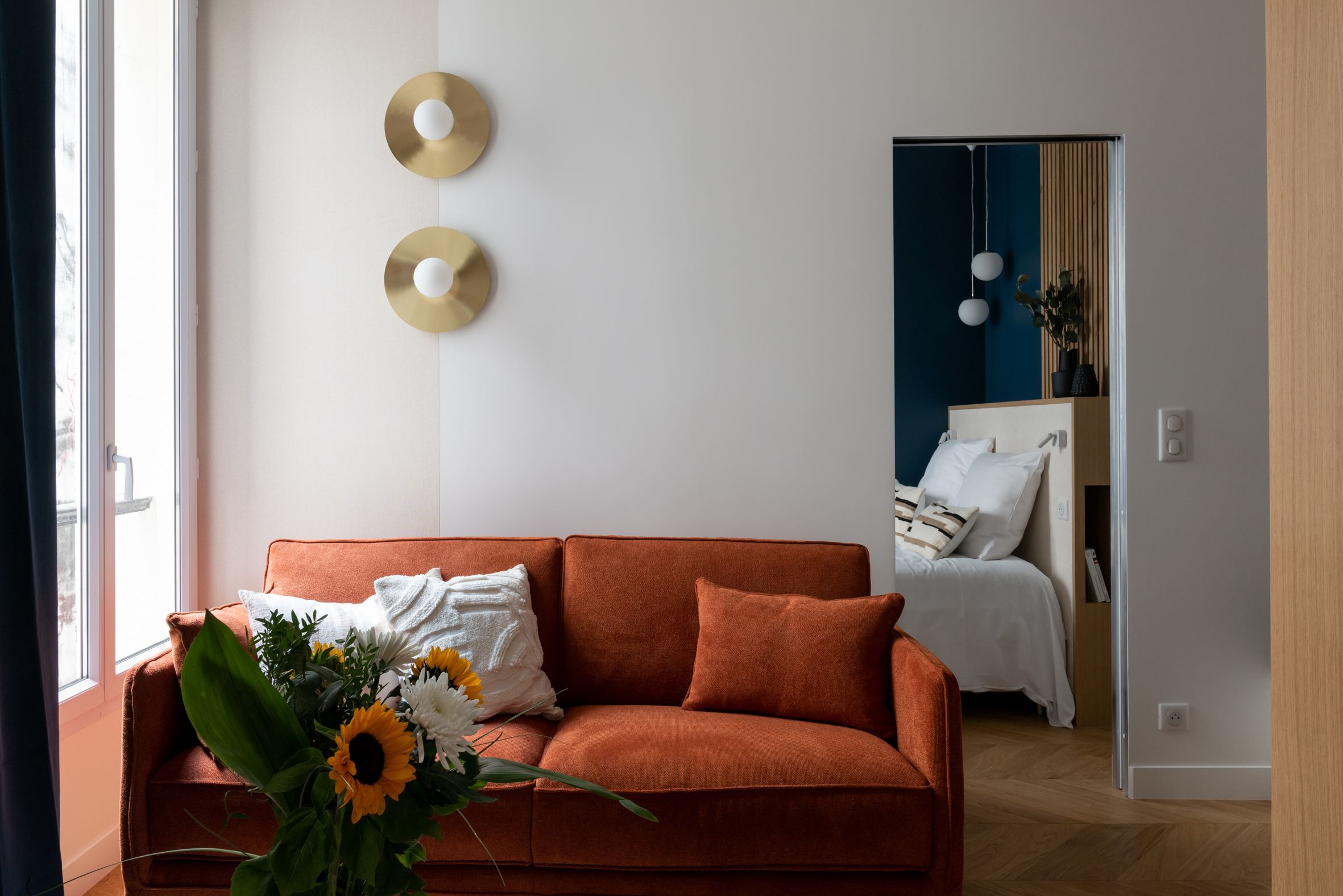 chambre et salon appartement de 55m2 à louer à Paris décoration contemporaine Photo : © Agathe Tissier chambre et salon appartement de 55m2 à louer à Paris décoration contemporaine Photo : © Agathe Tissier