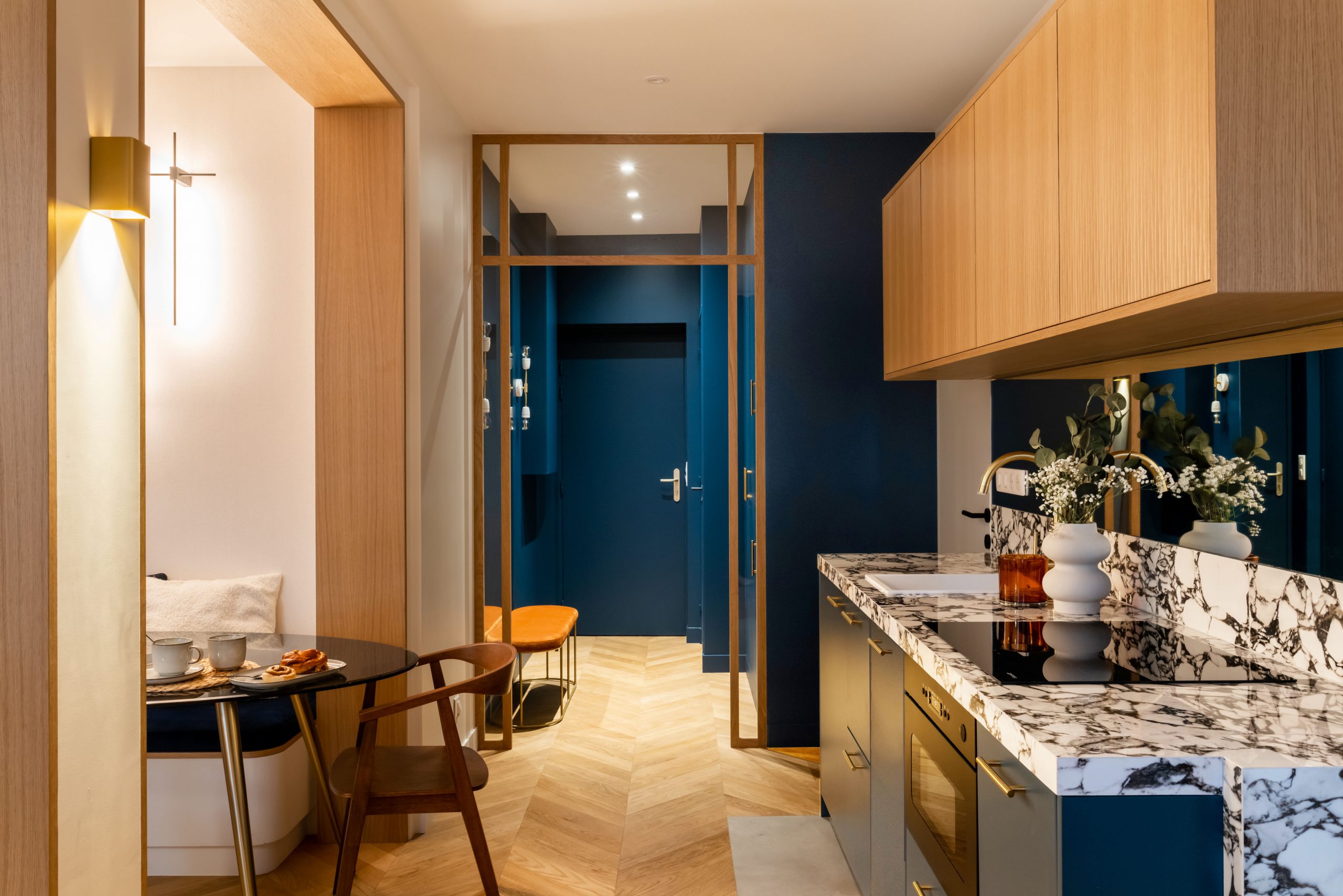 cuisine ouverte et entrée appartement de 55m2 à louer à Paris décoration contemporaine Photo : © Agathe Tissier cuisine ouverte et entrée appartement de 55m2 à louer à Paris décoration contemporaine Photo : © Agathe Tissier