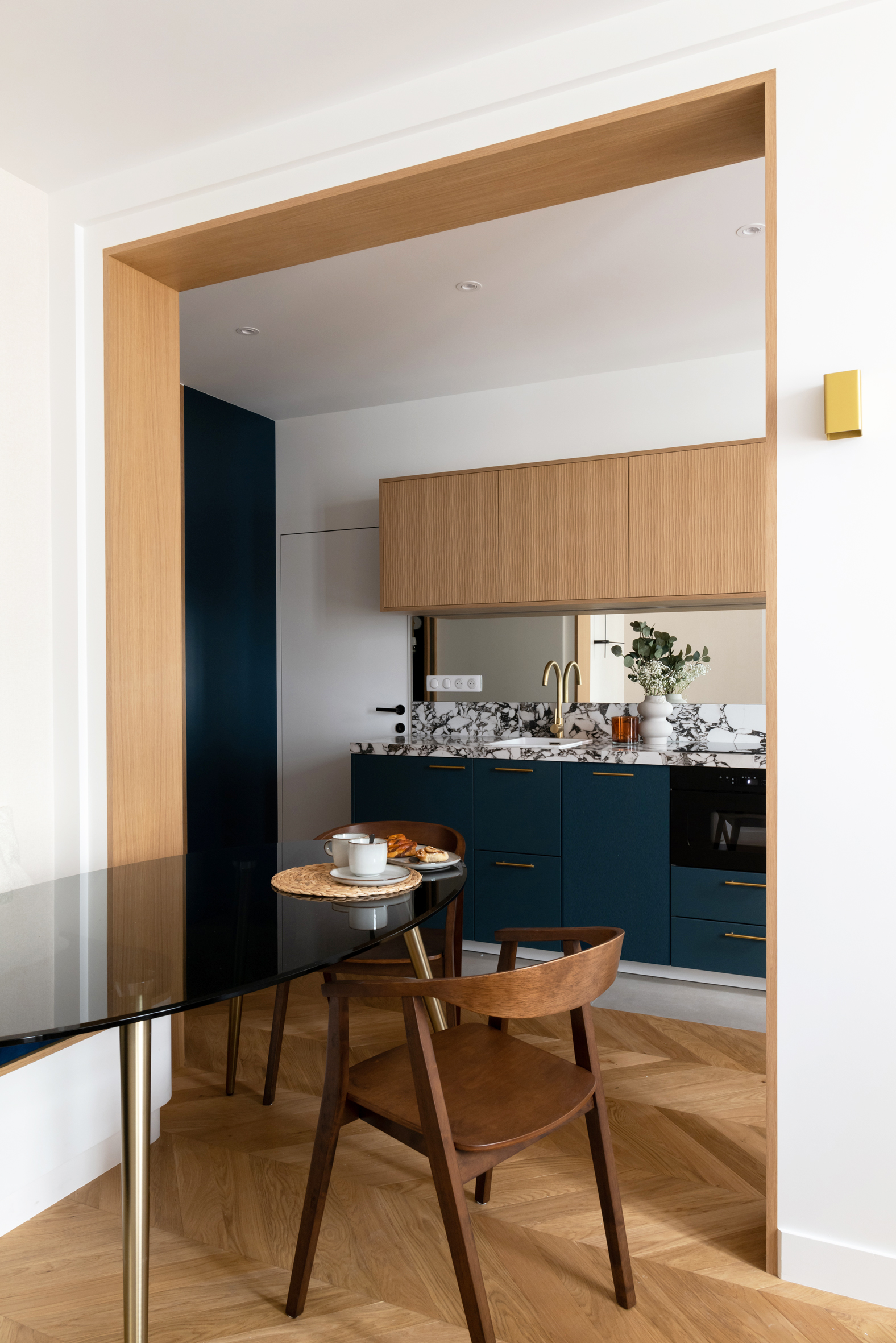 cuisine ouverte et salle à manger appartement de 55m2 à louer à Paris décoration contemporaine Photo : © Agathe Tissier cuisine ouverte et salle à manger appartement de 55m2 à louer à Paris décoration contemporaine Photo : © Agathe Tissier