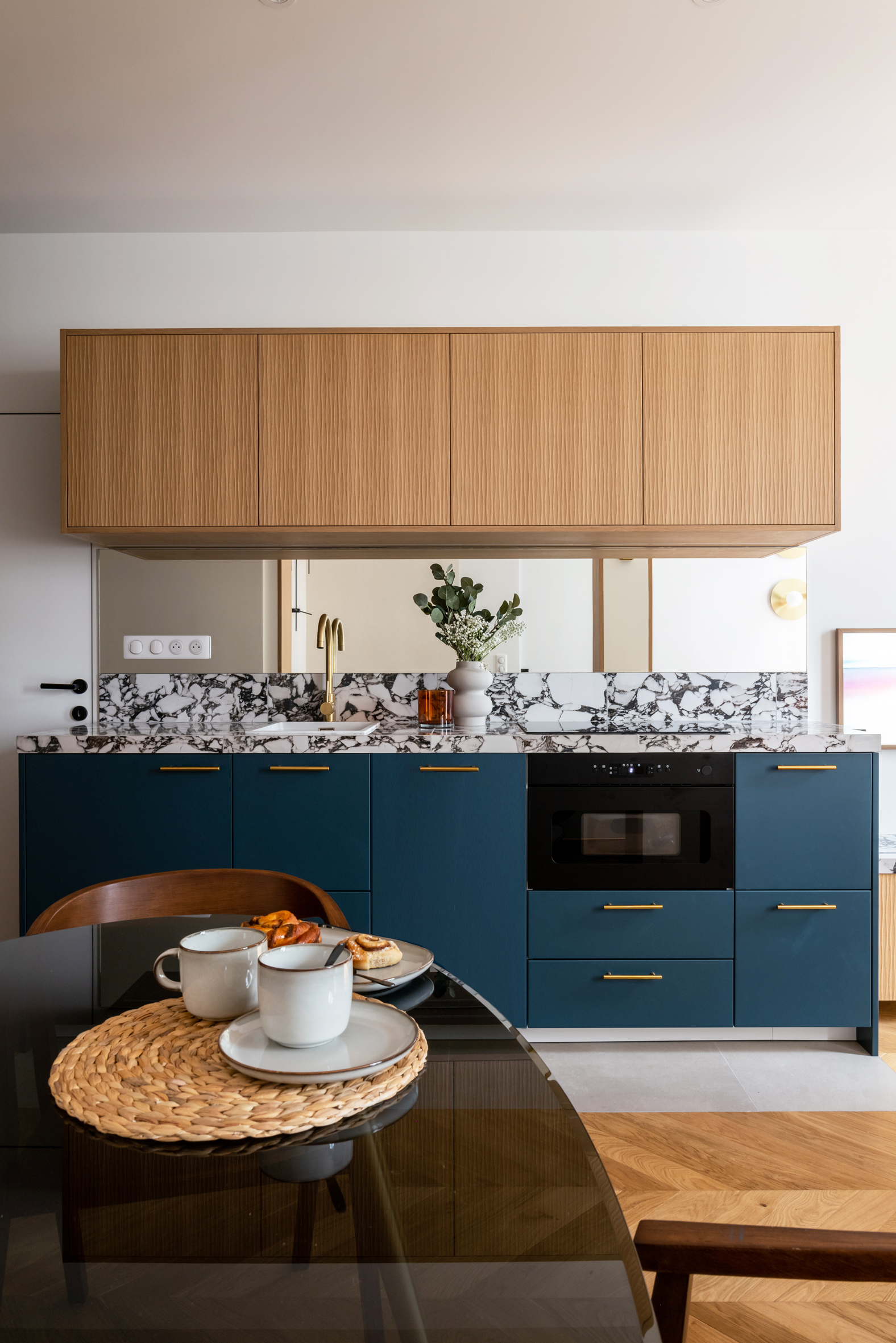 cuisine ouverte et salle à manger appartement de 55m2 à louer à Paris décoration contemporaine Photo : © Agathe Tissier cuisine ouverte et salle à manger appartement de 55m2 à louer à Paris décoration contemporaine Photo : © Agathe Tissier