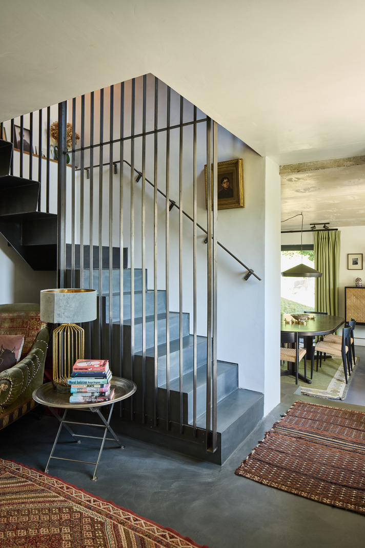 entrée avec escalier béton décoration contemporaine