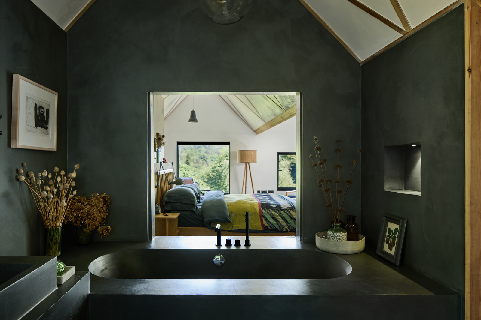 salle de bain noire sol béton décoration contemporaine