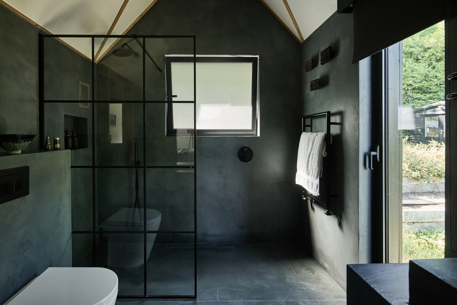 salle de bain noire sol béton décoration contemporaine