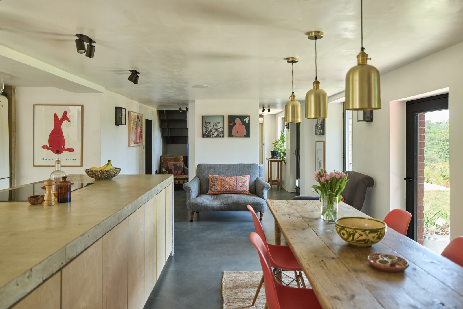 cuisine avec salle à manger sol béton décoration contemporaine
