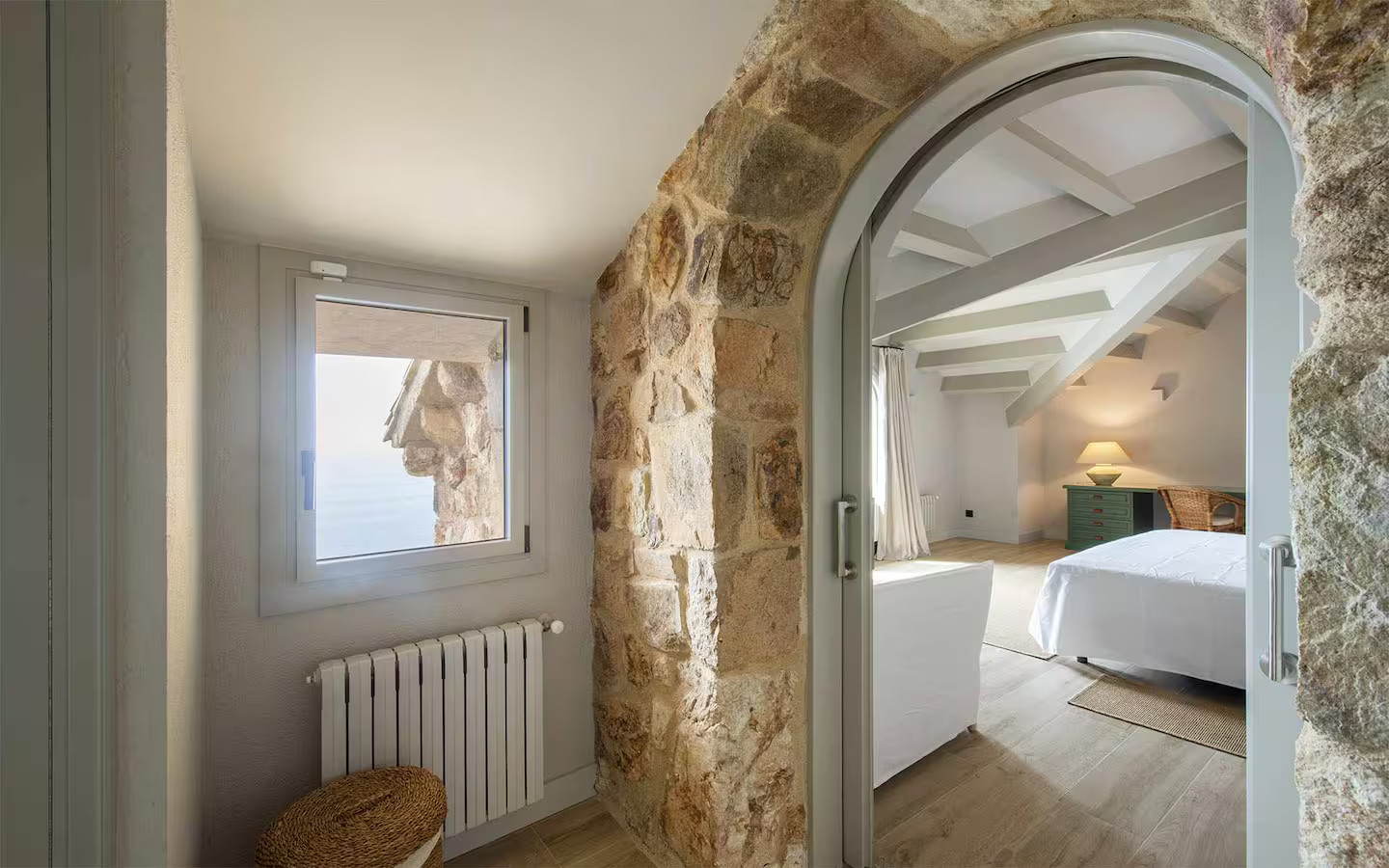 chambre avec salle de bain décoration contemporaine maison en pierre sur la Costa Brava avec piscine et vue mer villa Sant Jaume Tossa de Mar chambre avec salle de bain décoration contemporaine maison en pierre sur la Costa Brava avec piscine et vue mer villa Sant Jaume Tossa de Mar
