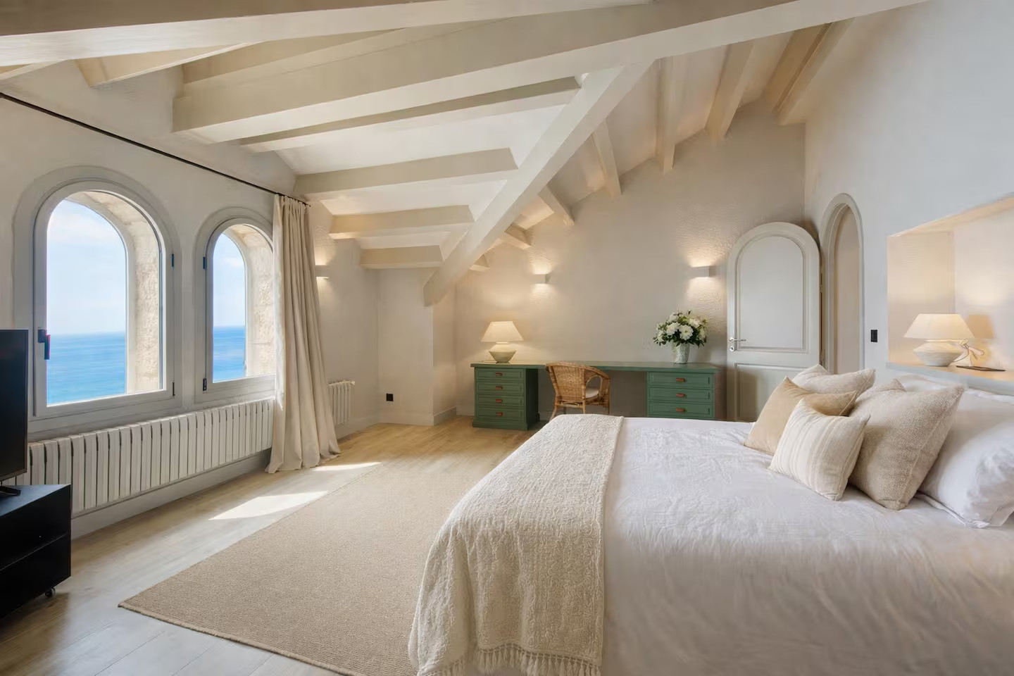 chambre avec poutres décoration contemporaine maison en pierre sur la Costa Brava avec piscine et vue mer villa Sant Jaume Tossa de Mar chambre avec poutres décoration contemporaine maison en pierre sur la Costa Brava avec piscine et vue mer villa Sant Jaume Tossa de Mar
