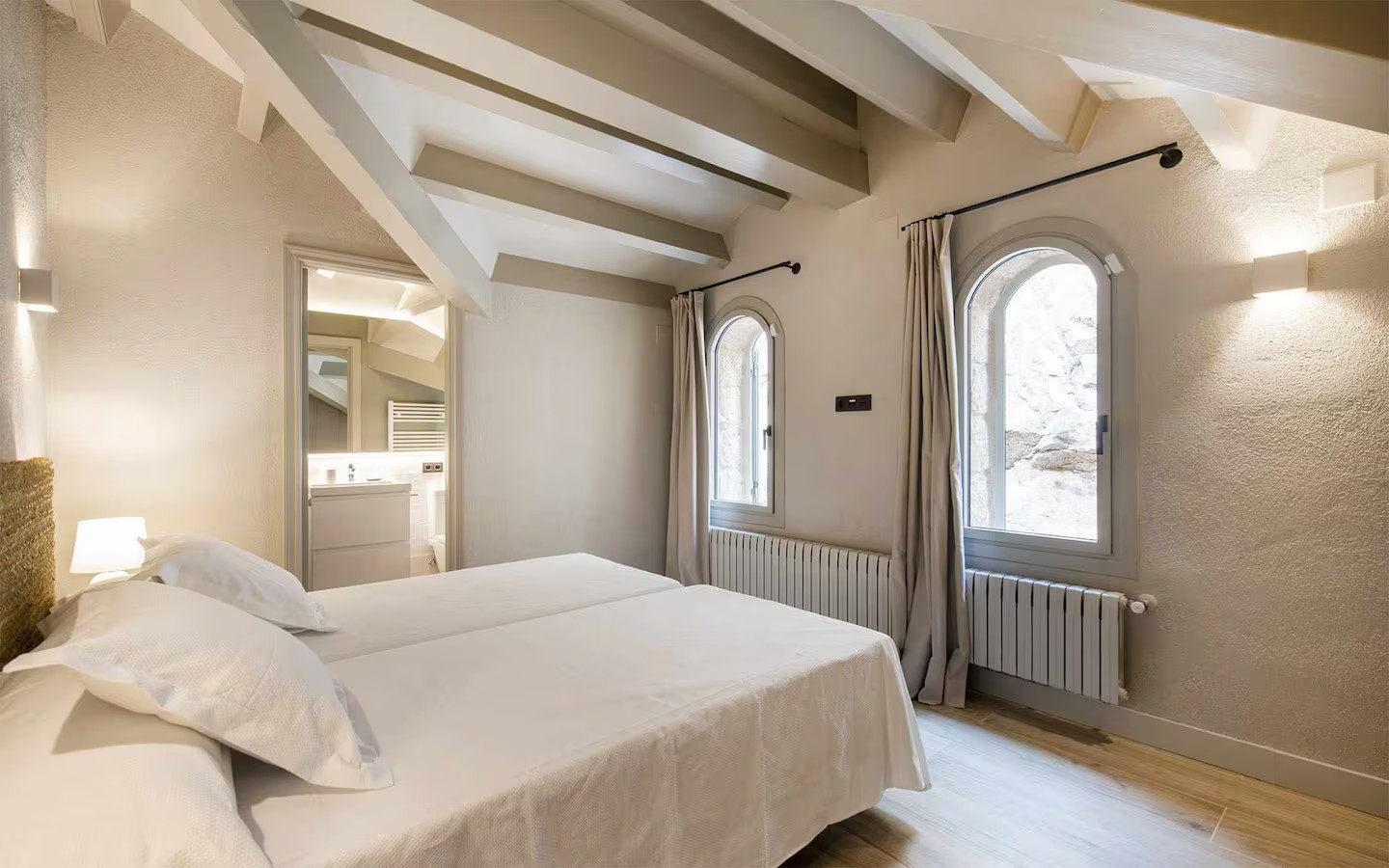 chambre décoration contemporaine maison en pierre sur la Costa Brava avec piscine et vue mer villa Sant Jaume Tossa de Mar chambre décoration contemporaine maison en pierre sur la Costa Brava avec piscine et vue mer villa Sant Jaume Tossa de Mar