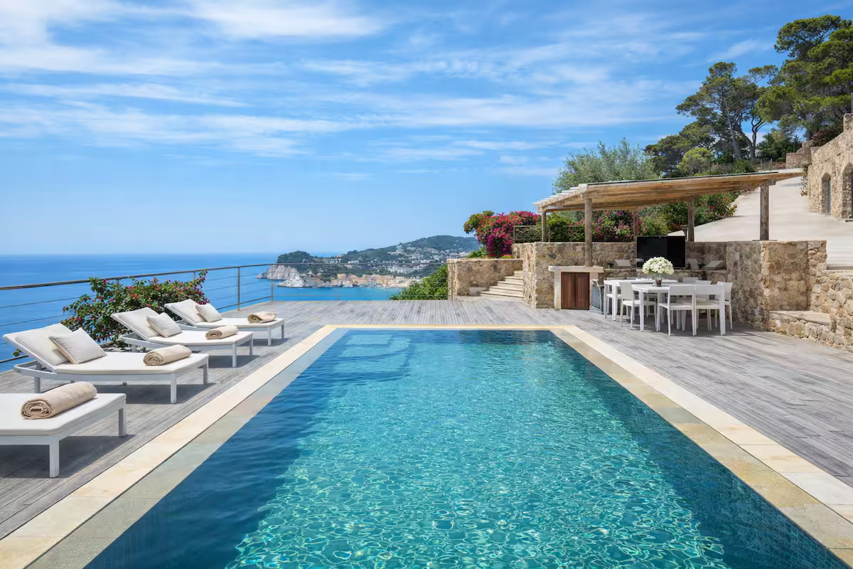 terrasse décoration contemporaine maison en pierre sur la Costa Brava avec piscine et vue mer villa Sant Jaume Tossa de Mar terrasse décoration contemporaine maison en pierre sur la Costa Brava avec piscine et vue mer villa Sant Jaume Tossa de Mar