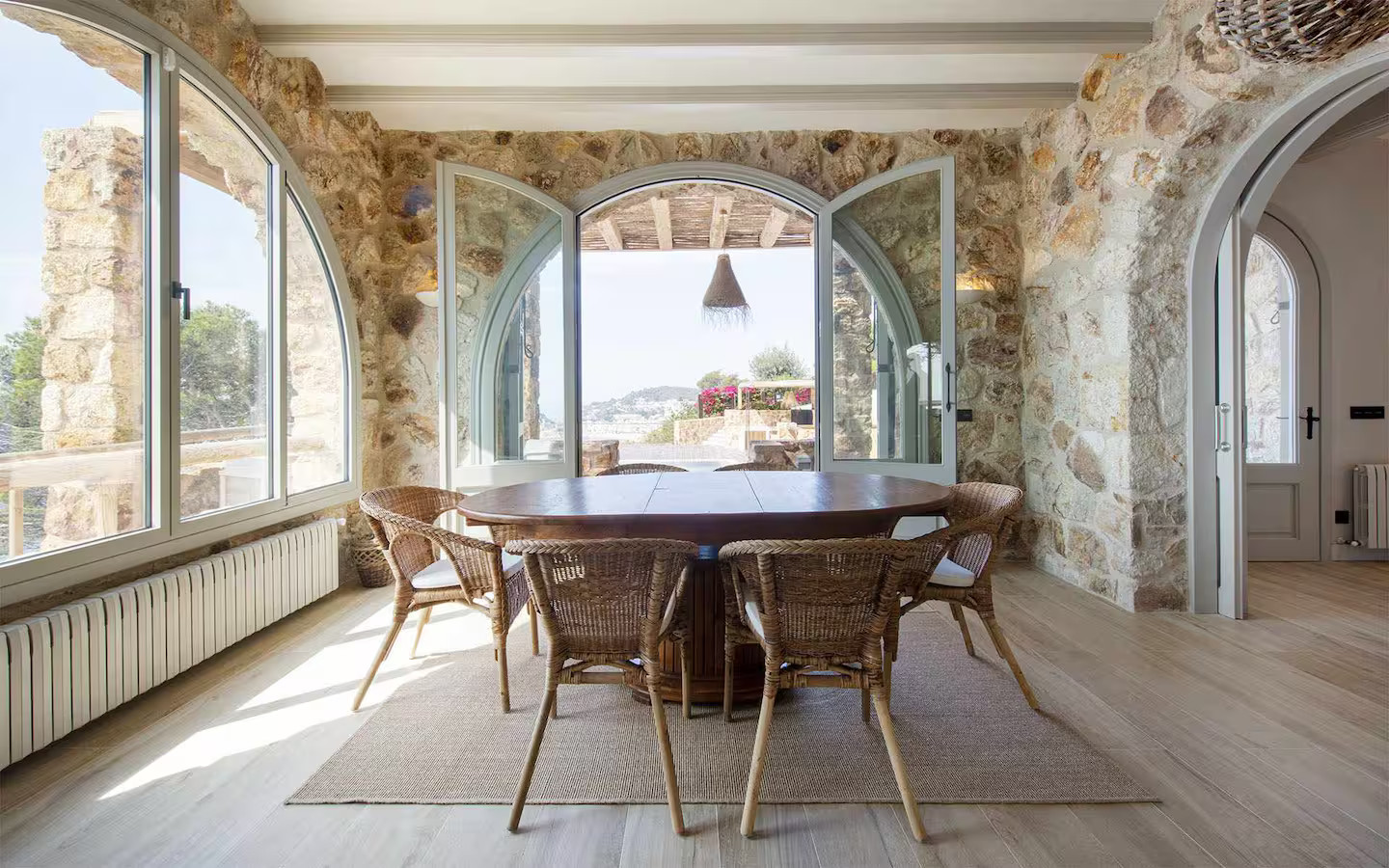 salle à manger décoration contemporaine maison en pierre sur la Costa Brava avec piscine et vue mer villa Sant Jaume Tossa de Mar salle à manger décoration contemporaine maison en pierre sur la Costa Brava avec piscine et vue mer villa Sant Jaume Tossa de Mar