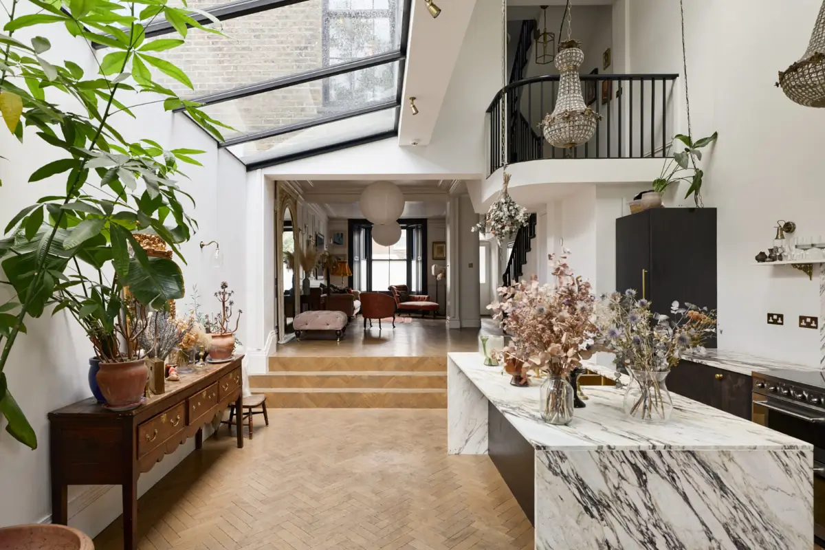 cuisine dans grande extension style classique chic maison victorienne rénovée et agrandie à Londres