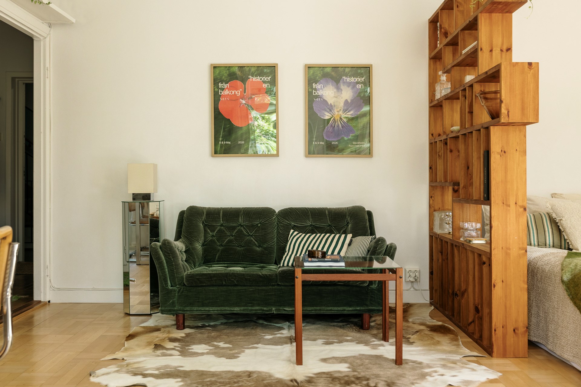 salon avec canapé velours vert et chambre semi-ouverte studio 31m2 décoration vintage scandinave