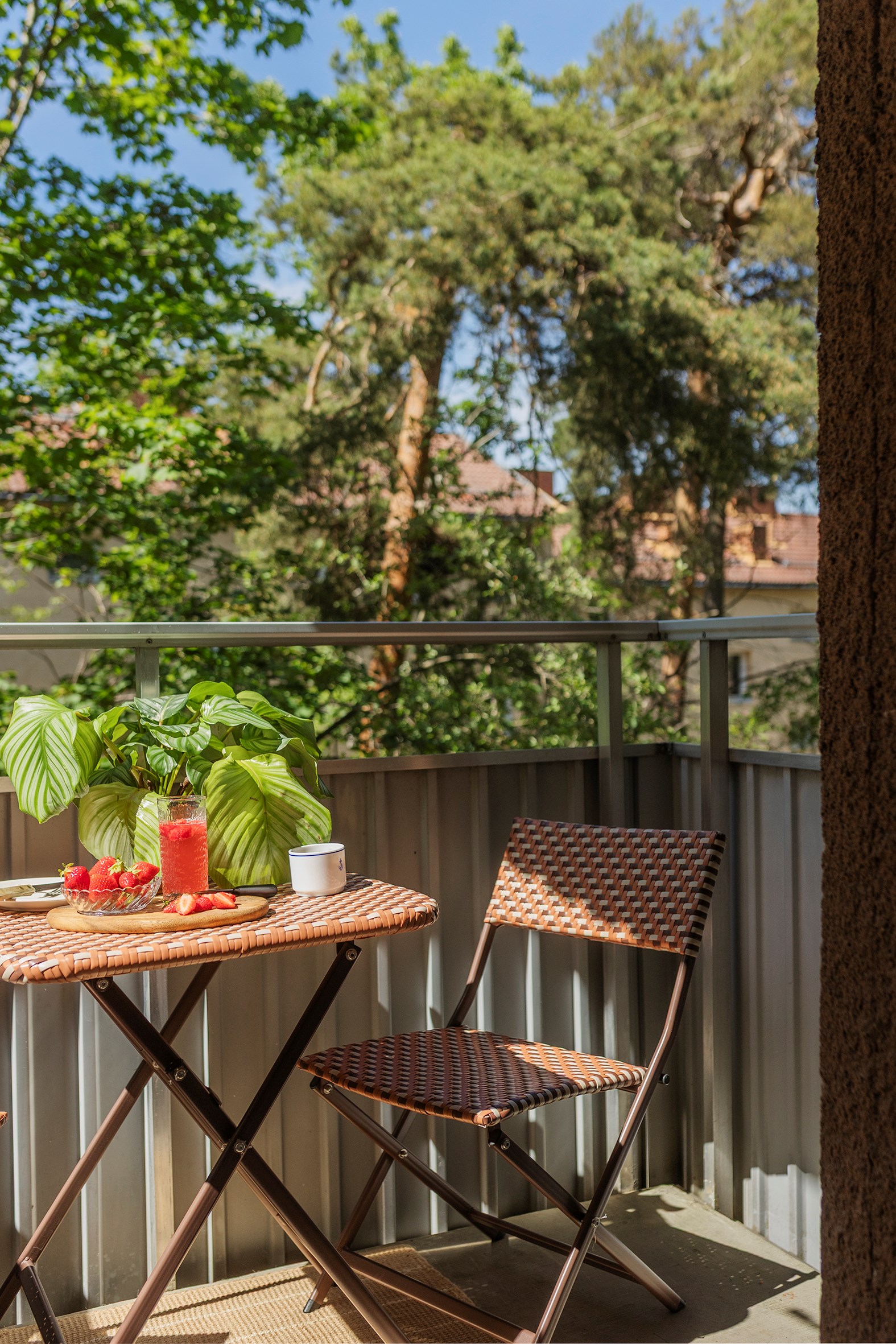 balcon avec table et chaises