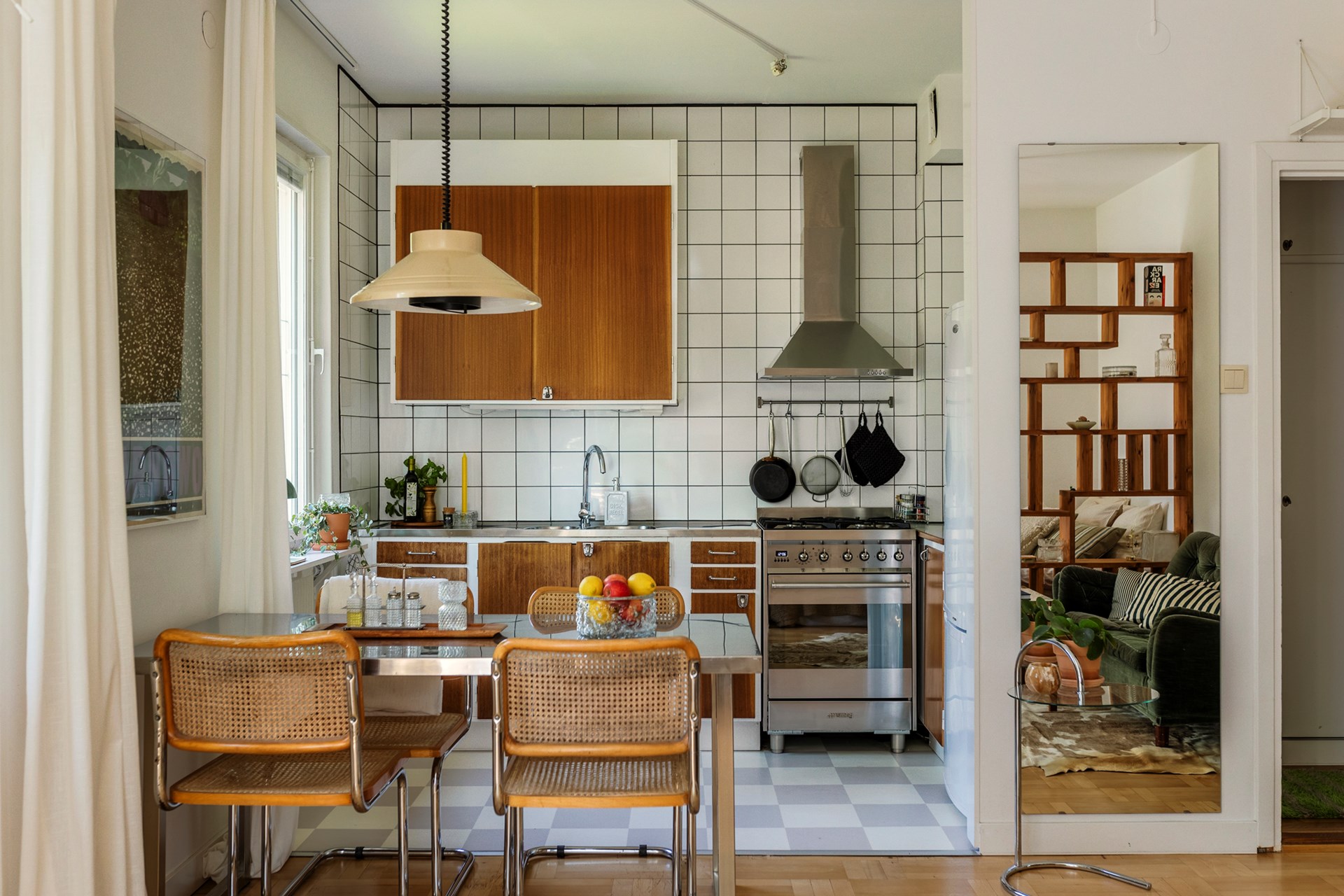 cuisine ouverte avec sol à damier studio 31m2 décoration vintage scandinave