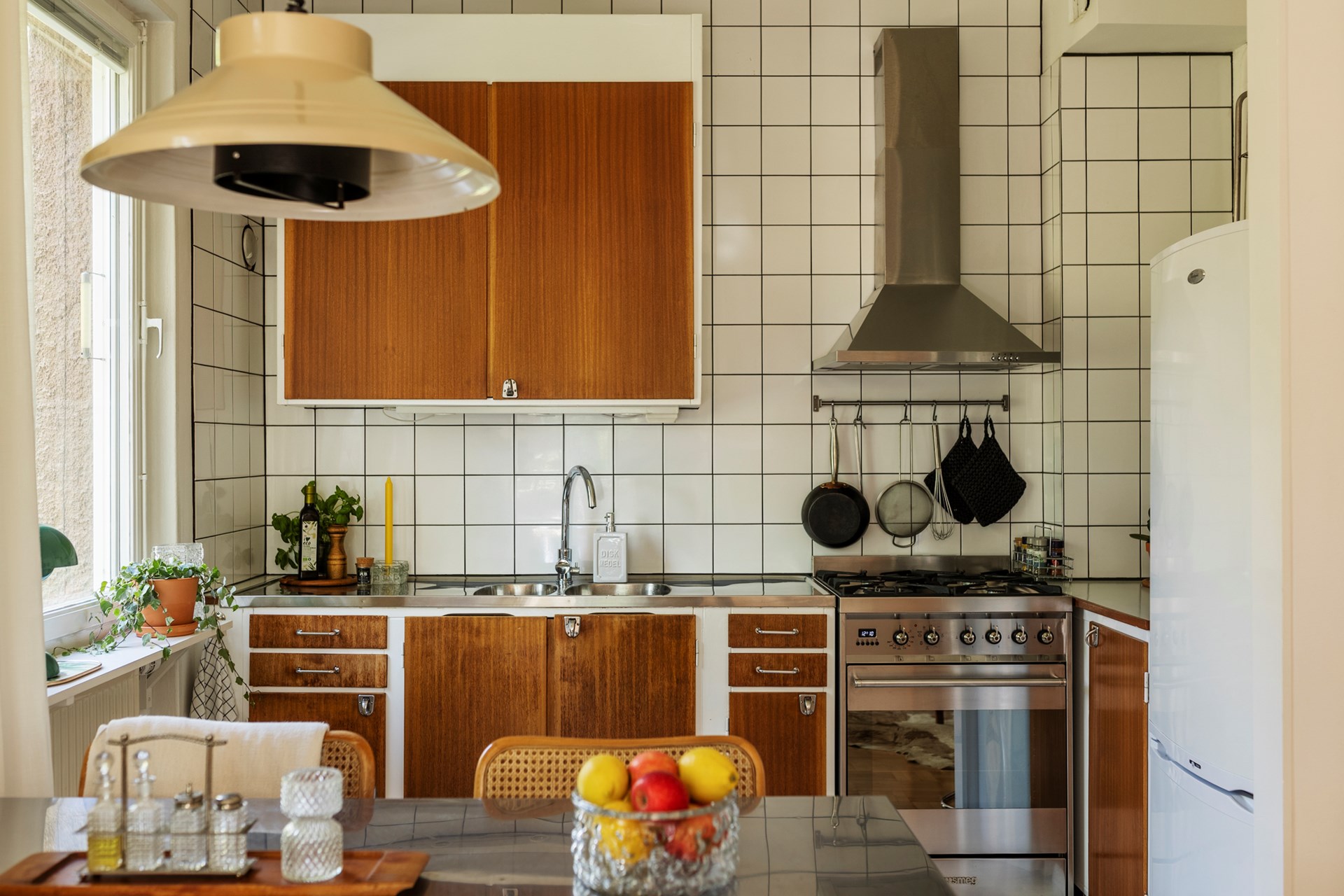cuisine ouverte ancienne scandinave avec sol à damier