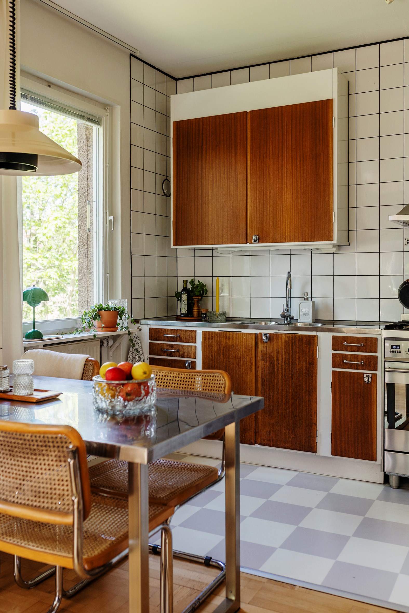 cuisine ouverte avec sol à damier studio 31m2 décoration vintage scandinave