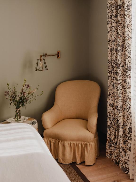 chambre murs vert pâle décoration classique chic charmant appartement de 56m2 Cotswolds chambre murs vert pâle décoration classique chic charmant appartement de 56m2 Cotswolds