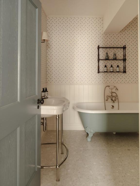 salle de bain baignoire sur pied décoration classique chic charmant appartement de 56m2 Cotswolds salle de bain baignoire sur pied décoration classique chic charmant appartement de 56m2 Cotswolds