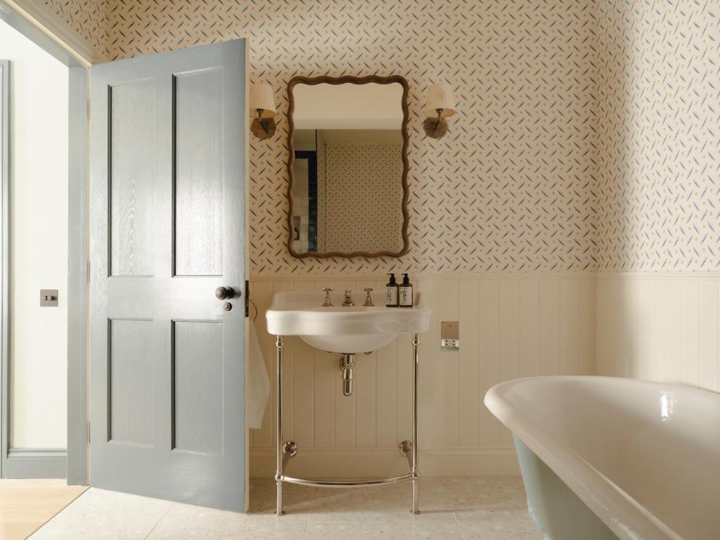 salle de bain baignoire sur pieds vert pâle décoration vintage charmant appartement de 56m2 Cotswolds salle de bain baignoire sur pieds vert pâle décoration vintage charmant appartement de 56m2 Cotswolds