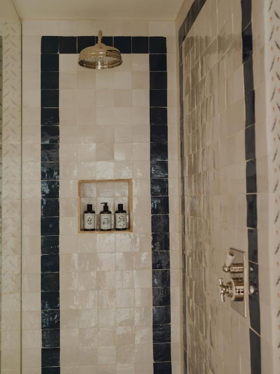 douche avec zelliges charmant appartement de 56m2 Cotswolds douche avec zelliges charmant appartement de 56m2 Cotswolds