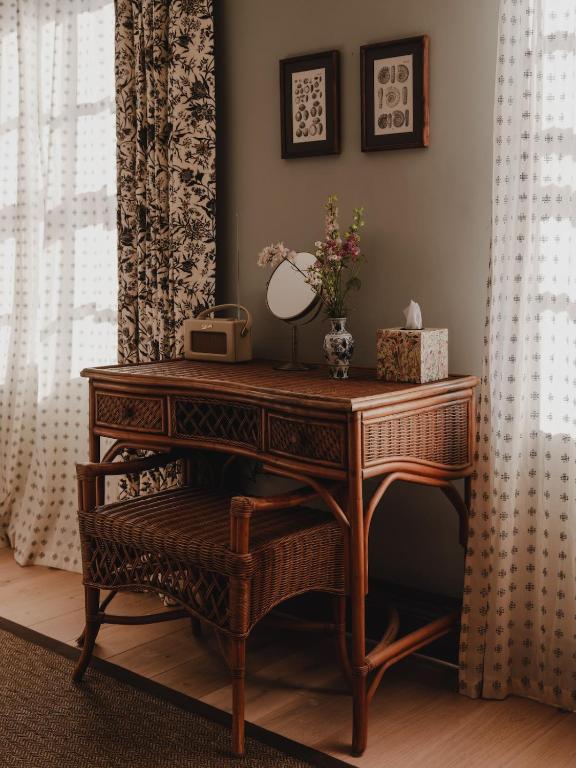 salon avec bureau rotin vintage décoration classique chic charmant appartement de 56m2 Cotswolds salon avec bureau rotin vintage décoration classique chic charmant appartement de 56m2 Cotswolds
