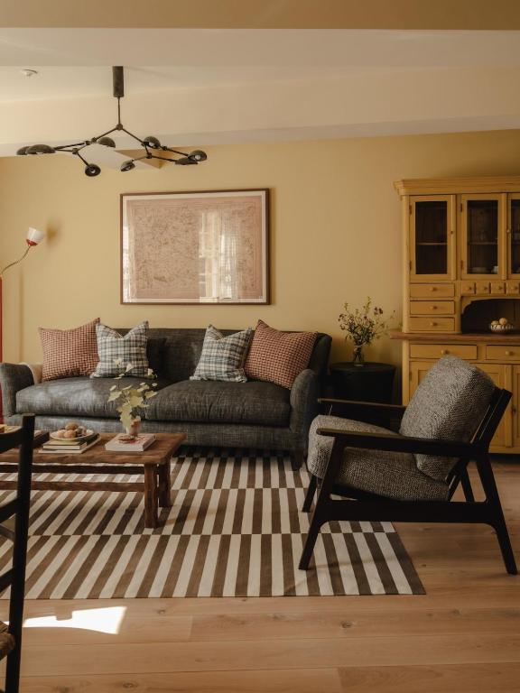 salon murs jaune beurre décoration classique chic charmant appartement de 56m2 Cotswolds salon murs jaune beurre décoration classique chic charmant appartement de 56m2 Cotswolds