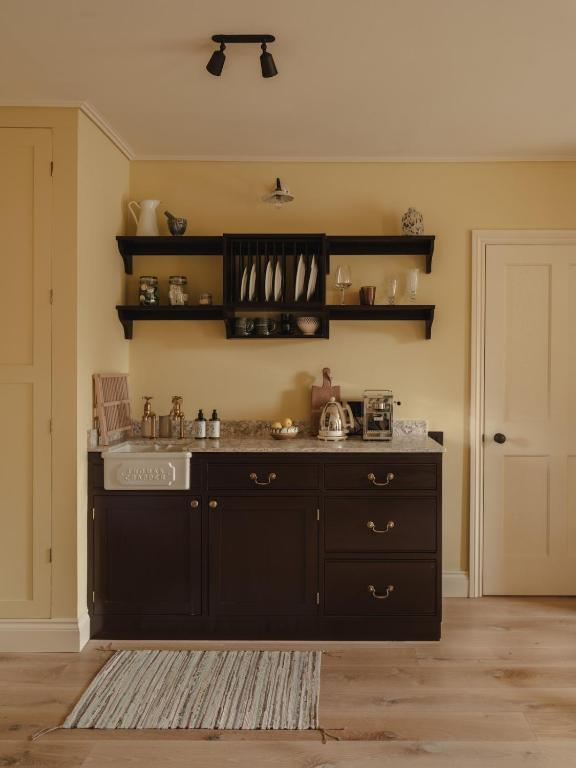 petite cuisine ouverte murs jaune beurre décoration classique chic charmant appartement de 56m2 Cotswolds petite cuisine ouverte murs jaune beurre décoration classique chic charmant appartement de 56m2 Cotswolds