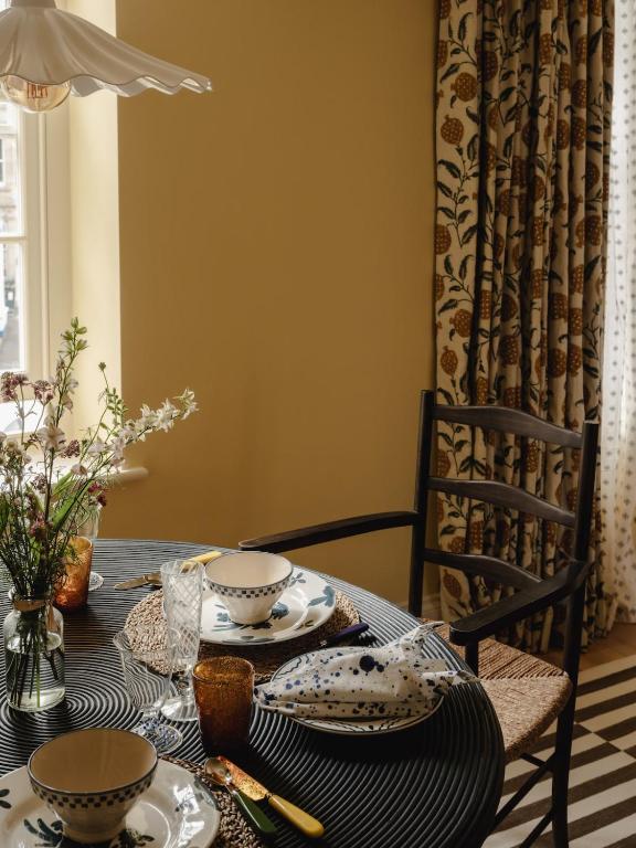 salle à manger murs jaune beurre décoration classique chic charmant appartement de 56m2 Cotswolds salle à manger murs jaune beurre décoration classique chic charmant appartement de 56m2 Cotswolds