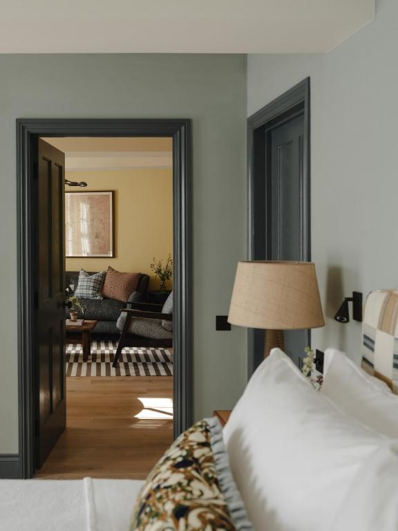 chambre murs vert pâle décoration classique chic charmant appartement de 56m2 Cotswolds chambre murs vert pâle décoration classique chic charmant appartement de 56m2 Cotswolds